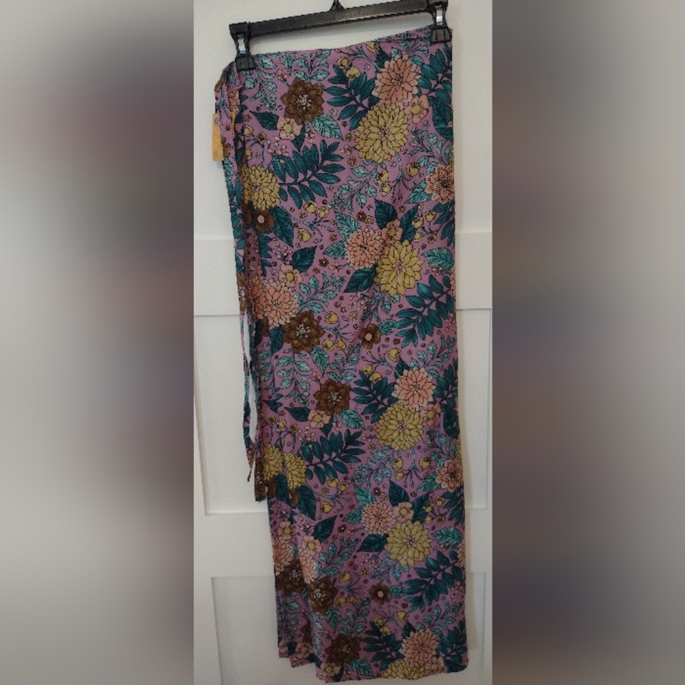 Women's Floral Beach Wrap From Bali - Picture 4 of 4